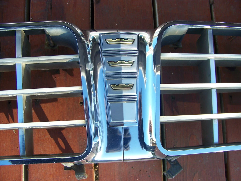 1963 年克莱斯勒 New Yorker Grill 漂亮完整原始设备制造商莫帕格栅 — 第 3/4 张图片