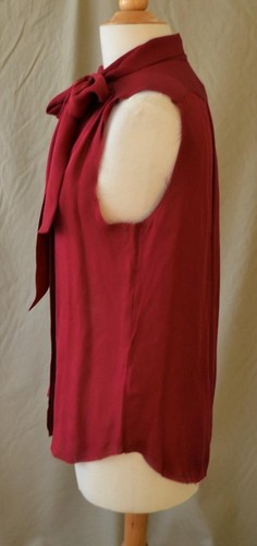 Blusa de seda roja sin mangas NSF con arco talla M al por menor $268 nueva con etiquetas - Imagen 3 de 6