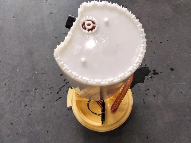 2015 Mercedes-Benz A180 BlueEFFICIENCY топливный насос A2464701494 - Изображение 2 из 4