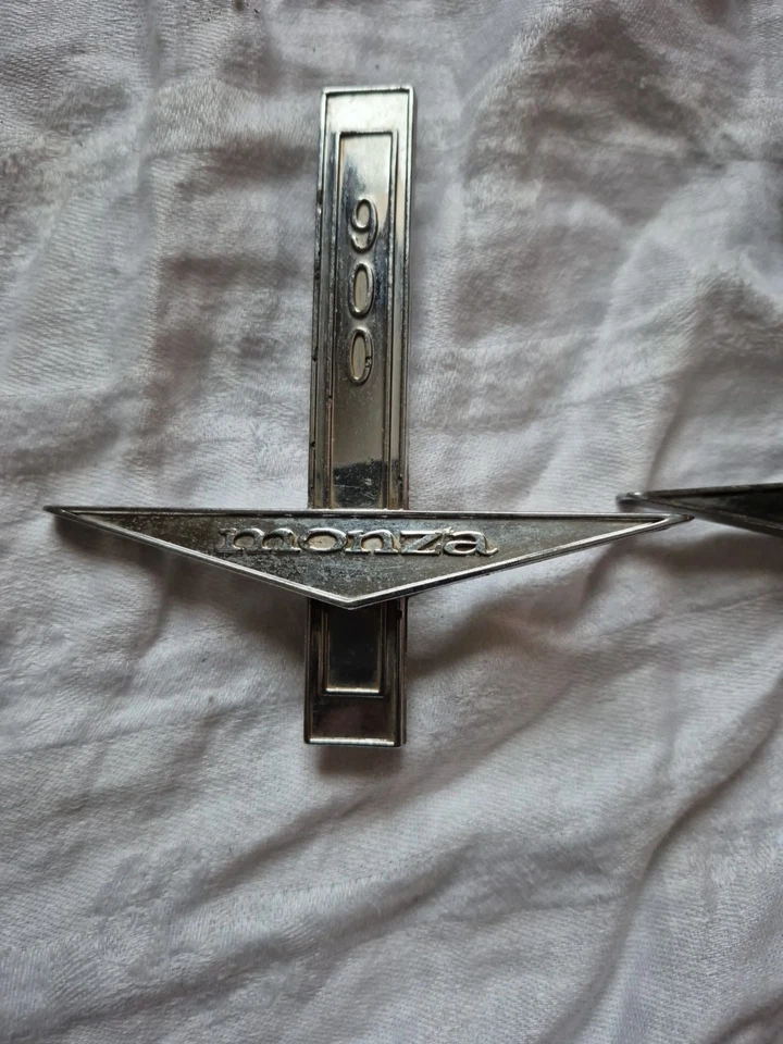 Chevrolet Corvair Monza 900 1960 guardabarros lateral emblema insignia original  Foto 2 de 4