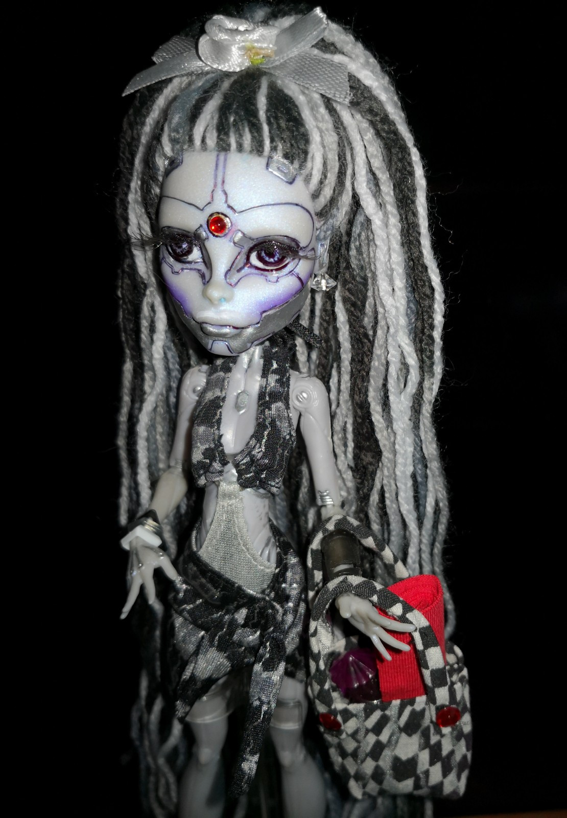 1 Monster High Puppe Elle Eedee schwarz-weiß Beachset OOAK 