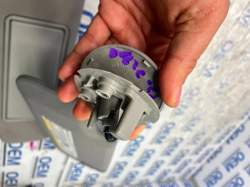 Chevrolet Malibu 2021 21 pasajero/parasol derecho parasol gris OEM Foto 4 de 4