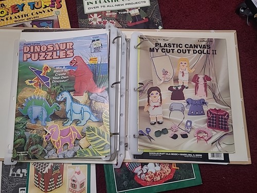 VTG Lot 28 Plastic Canvas Craft Pattern Booklets In Leisure Arts Library Binder - Picture 13 of 17