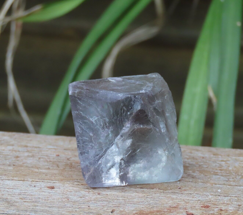 Cristal octaedro de fluorita áspero y crudo 53 gramos púrpura natural - Imagen 5 de 8