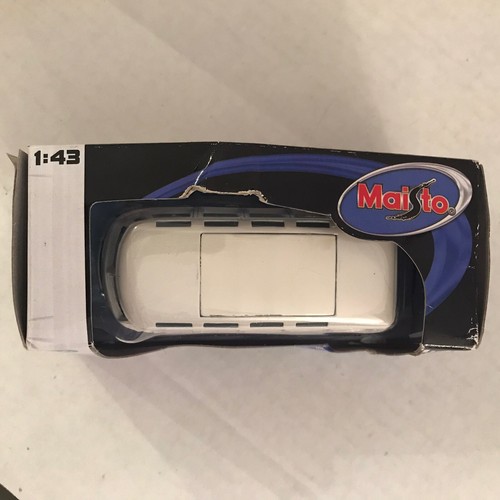 Maisto Volkswagen Samba VW Van 1:43 Diecast Red and White Open Box #21198 - Picture 9 of 11