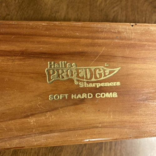 Vintage Halls Pro Edge Sharpeners Soft Hard Comb in Cedar Box C27 - Imagen 2 de 24