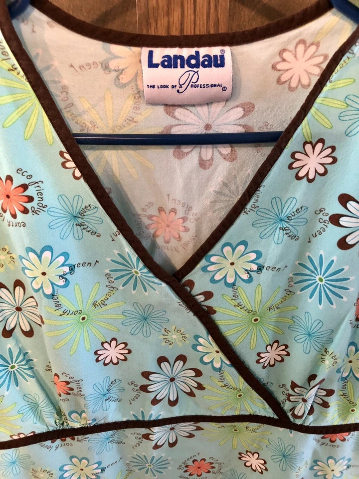 LANDAU SCRUB TOP TALLA L AZUL CIELO SUAVE Y Margaritas Chocolate ¡MANGA CORTA!! Foto 2 de 4