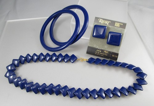 Vintage TRIFARI Blau Lucite SET Halskette 2 Armreif Armbänder Ohrstecker 8278