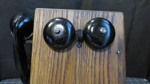 Antigua caja generadora de manivela telefónica de 5 barras con anillos de unidad de auricular cuando se enciende - Imagen 2 de 11