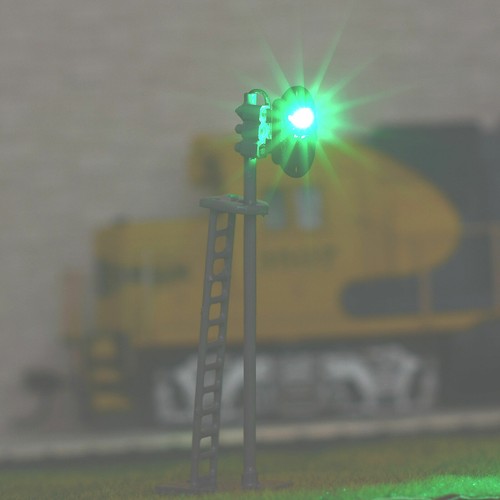 1 x HO scale model railroad train signals green over red LED block signal #G6CM - Picture 2 of 3