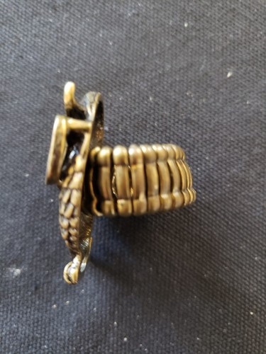 Anillo de colección búho de latón de 1,5" de alto con banda flexible - Imagen 9 de 10