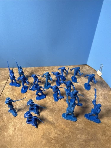MARX Pioneers  54mm ROYAL BLUE SOLDIERS FORT APACHE Lot Of 18
