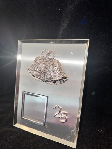 Marco de fotos de colección 25 aniversario 2x2 espacio de fotos plateado tiene caja de música Swank - Imagen 3 de 10