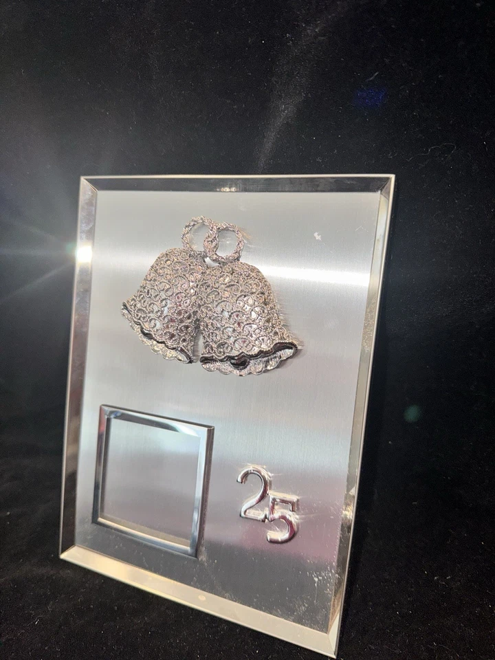 Marco de fotos de colección 25 aniversario 2x2 espacio de fotos plateado tiene caja de música Swank Foto 3 de 4