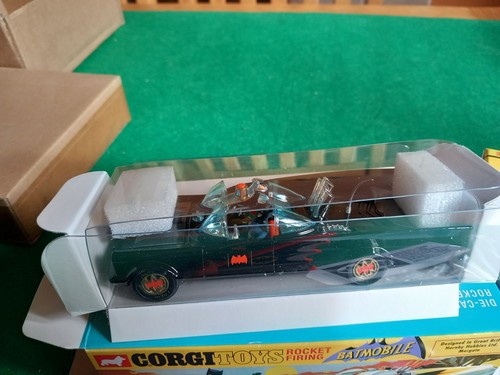 Corgi Batmobile, Bat Boat, Trailer. Mint in boxes, paperwork  cert. 2nd Edition. - Picture 6 of 8