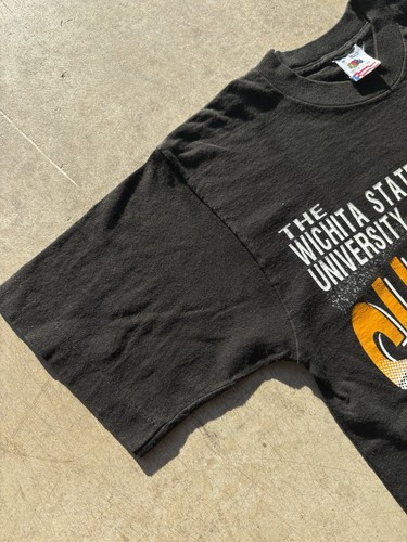 Camiseta De Colección Años 90 Fruit Of The Loom Wichita State University Shockers Gráfica Med - Imagen 4 de 9