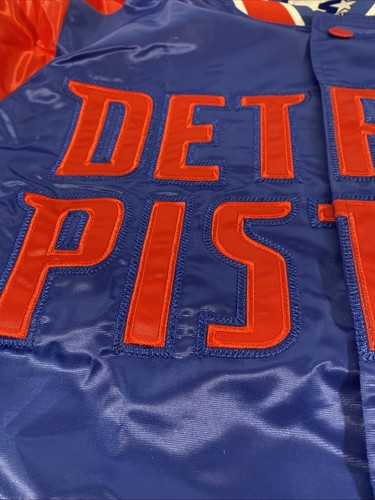 Detroit Pistons NBA Starter Snap-Up Satin Bomberjacke bestickt Herren M Neu mit Etikett - Bild 7 von 17