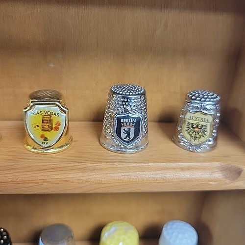 Konvolut 43 Vintage Fingerhüte und Holzvitrine - Bild 12 von 22