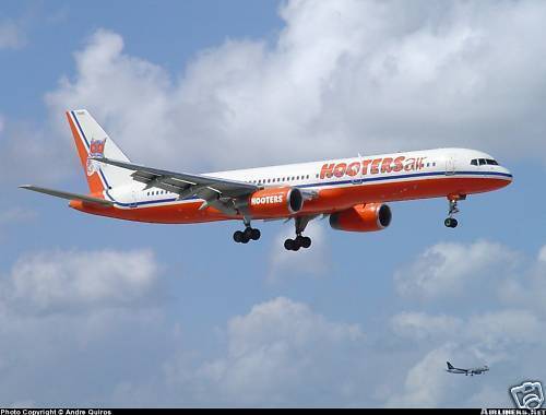 NUOVO HOOTERS AIRPLANE AIR GIRL ON A 737 AEREO HOOTERS DEFUNCT AIRLINES SPILLA BAVERO - Foto 3 di 6