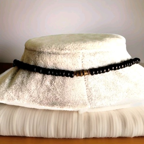 Collar de madera mixto. Joyería de moda tono negro/blanco/beige y dorado -26 pulgadas. - Imagen 4 de 9