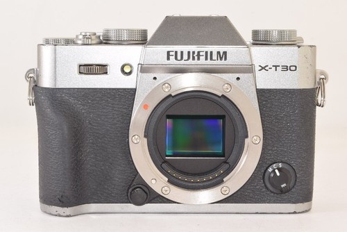 Cámara sin espejo Fujifilm X-T30 cuerpo plateado funcionando - Imagen 2 de 10