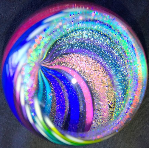 JAMES ALLOWAY Art GLASS MARBLE + STAND 2.87" Huge DICHROIC RAINBOW VORTEX Signed - Picture 9 of 10