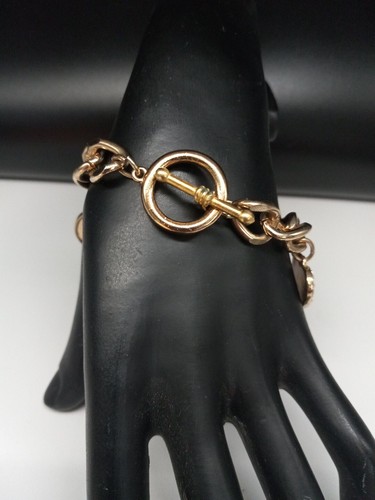 GUESS BRAND goldfarbenes Logo klare Kristalle Emaille Charms Knebelarmband - Bild 8 von 12
