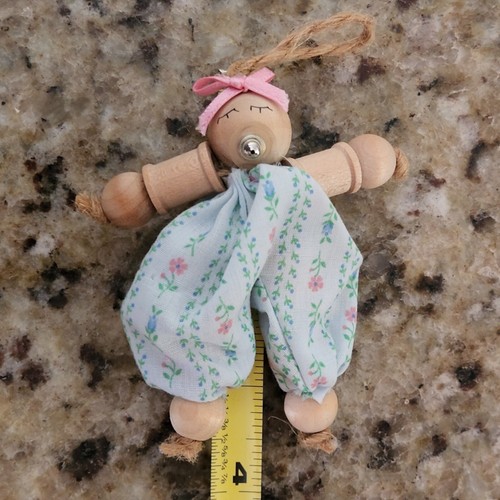 3,5" in Holzspule Puppe Baby mit Schnuller Ornament Aufhänger Cottagecore - Bild 3 von 3