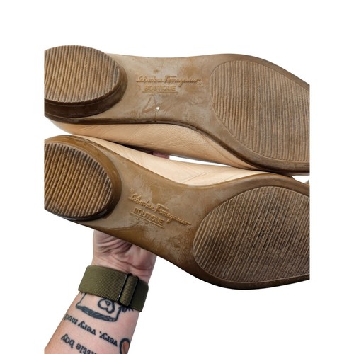 Salvatore Ferragamo LAMU Sz 6M Sand Beige Calf Bowed Flats - Picture 5 of 6