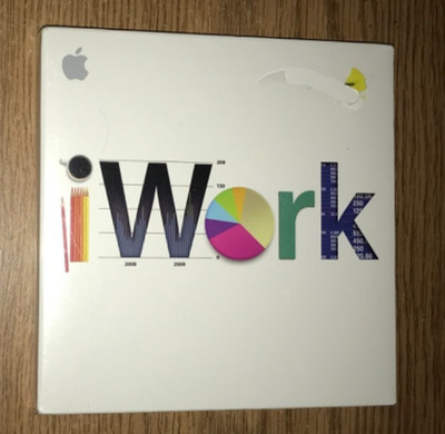 APPLE iWORK V.9.0.3 MB942Z/A NIB PAGES NUMBERS KEYNOTE NEW (SMALL TEAR IN CELLO)