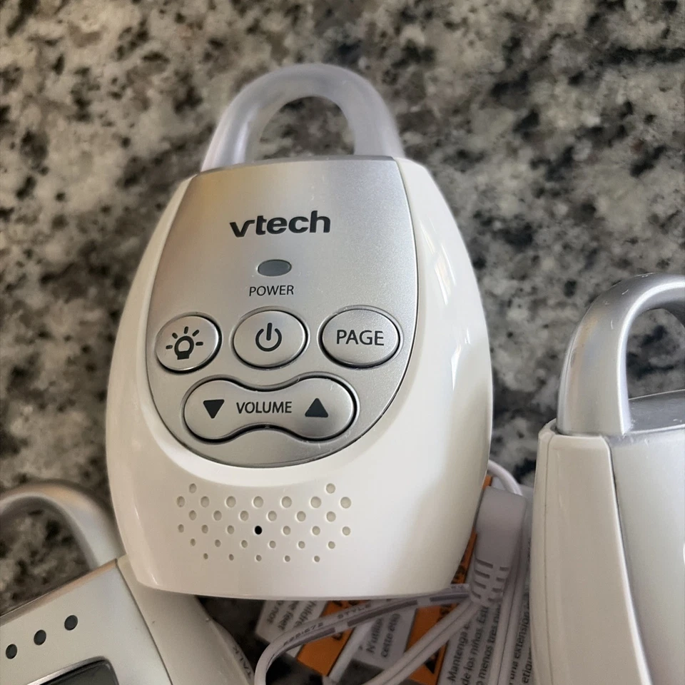 Monitor de bebé de audio digital Vetch DM221-2 en funcionamiento con dos unidades para padres Foto 3 de 4