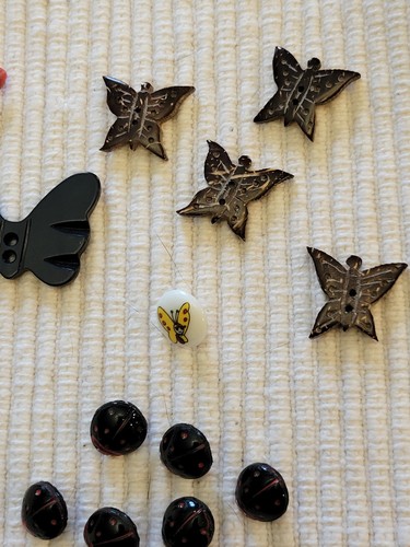 17 BOTTONI VINTAGE REALISTICI - FARFALLE, COCCINELLE, VETRO, PLASTICA - Foto 3 di 16