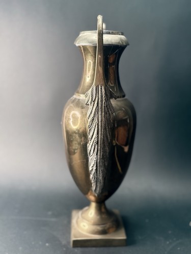 Large Neoclassical Brass Vase With Winged Feather Handles 12” Hollywood Regency - Picture 10 of 10
