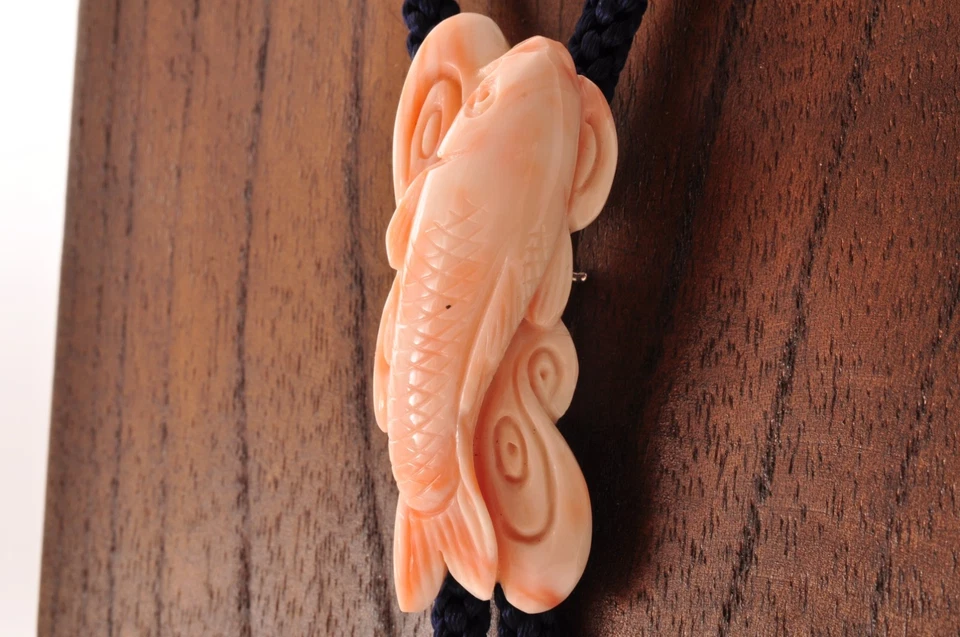 Certificación, Corbata Antigua Piel de Ángel Coral, Estuche Tallado "Carpa" (89,5ct). Foto 4 de 4