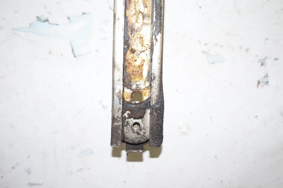 Corvette C3 1969-1982 lado del pasajero ventana delantera canal puerta guía de vidrio Foto 2 de 4