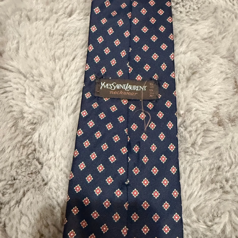 Corbata de seda vintage Yves Saint Laurent azul marino patrón de diamantes geométricos hecha en EE. UU. Foto 4 de 4