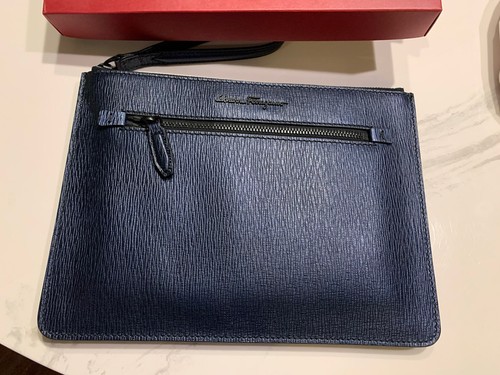 Nuevo Auténtico Salvatore Ferragamo Unisex Cremallera Cuero Azul Porta Documentos $850 - Imagen 2 de 8