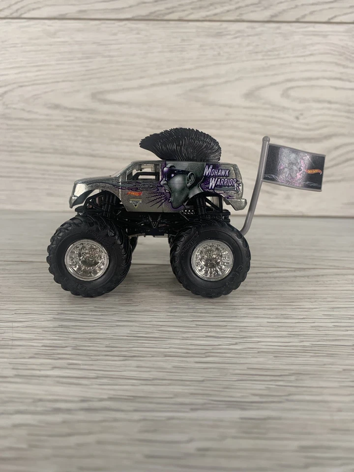Camión Hot Wheels Monster Jam Mohawk Warrior 1:64 2017 serie cromada con bandera Foto 3 de 4