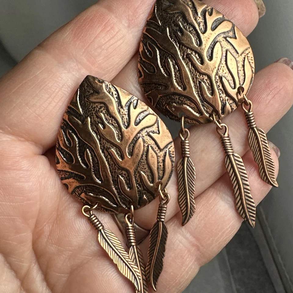 Pendientes perforados de cobre estilo suroeste con plumas Foto 2 de 4