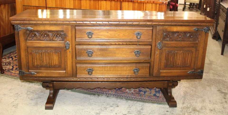 Английский антикварный дубовый буфетный барный шкаф с резными дверцами и ящиками - Изображение 3 из 4