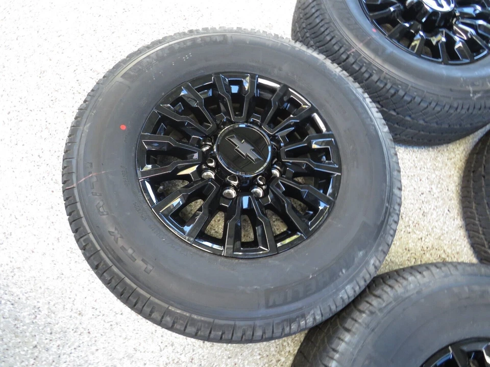 18" CHEVY GMC HD 2500 3500 OEM RODAS DE FÁBRICA PNEUS COM SENSORES PRETO MICHELIN - Imagem 4 de 4