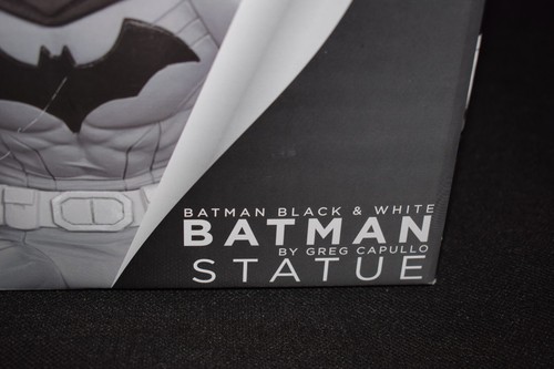 DC Collectibles Batman Black & White Statue by Greg Capullo #46 - Picture 2 of 7