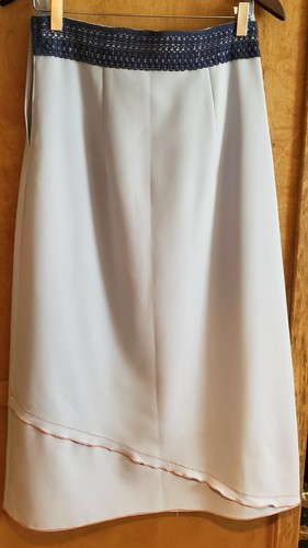 Schönes Set Bluse und Rock mit Blumenmotiven auf blauem Stoff - Bild 8 von 12