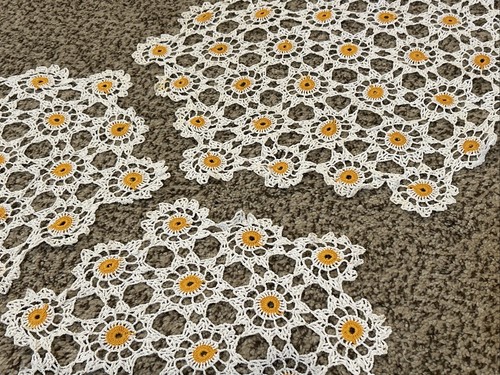 Lot of 3 Vintage Handmade Crochet Lace Doily White Yellow Flower Centers - Picture 6 of 9