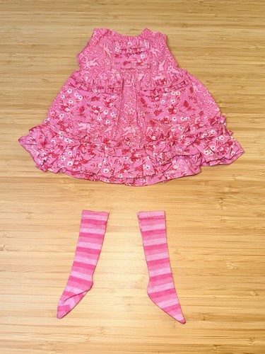 Puppenkleid der Marke Cornelloki unbekannt rosa Muster Vintage mit rosa Strümpfen.