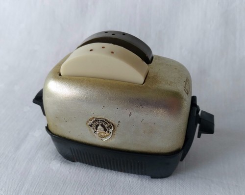 Vintage Pop Up Toaster Salt Pepper Shakers Set White Black Bread Souvenir DC USA - Picture 1 of 13