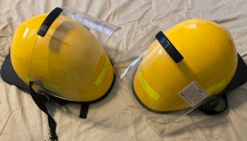 Zwei Vintage MSA gelbe Feuerhelme Größe 6,5-7,75