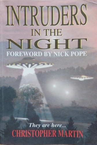 Intruders In The Night by Chris Martin. Foreword by Nick Pope. - Afbeelding 1 van 2