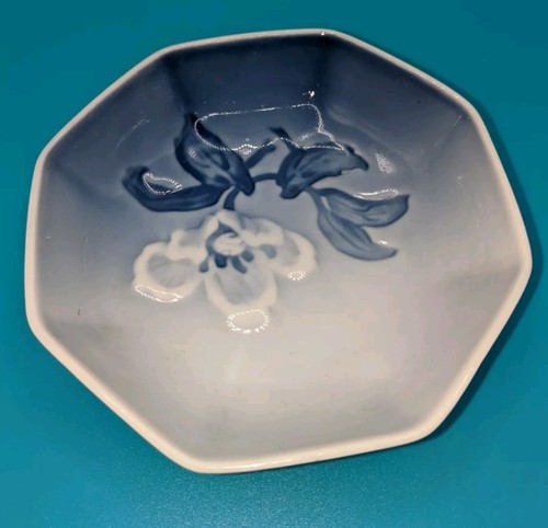 Bing & Grondahl Kjobenhavn Denmark Blue White Christmas Rose Octagon Small Dish - Picture 3 of 7