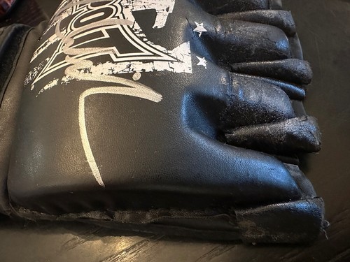 Chris Weidman / Signed TAPOUT Glove Autographed (With Damaged) - Picture 10 of 18
